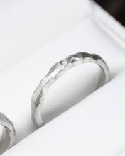 Laden Sie das Bild in den Galerie-Viewer, NEBARI WEDDING BANDS Platinum, diamond
